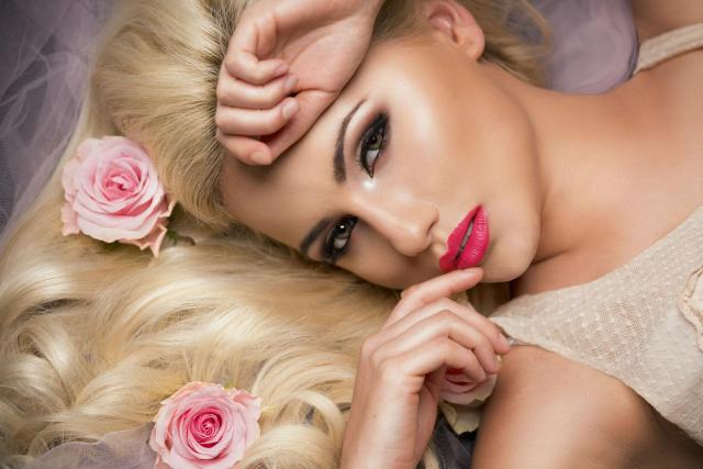 Skuteczne triki makijażowe, które pomogą Ci wykonać idealny makijaż
