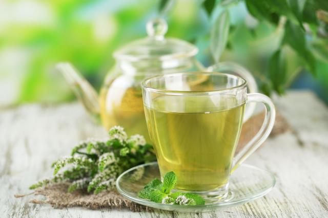 Niesamowite właściwości zielonej herbaty. Docenisz jej imponujące działanie!