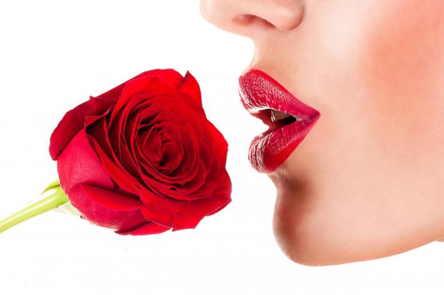 Pielęgnacyjne i makijażowe triki na piękne usta