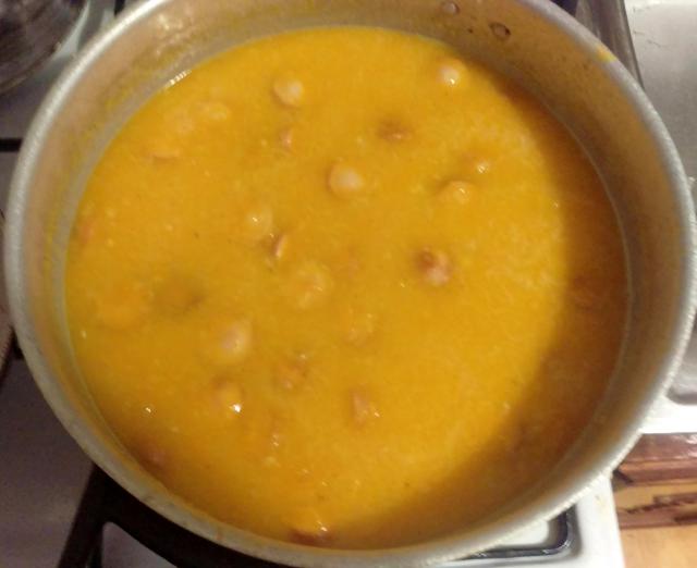 Zupa dyniowa na bulionie z cebulą, czosnkiem i parówką