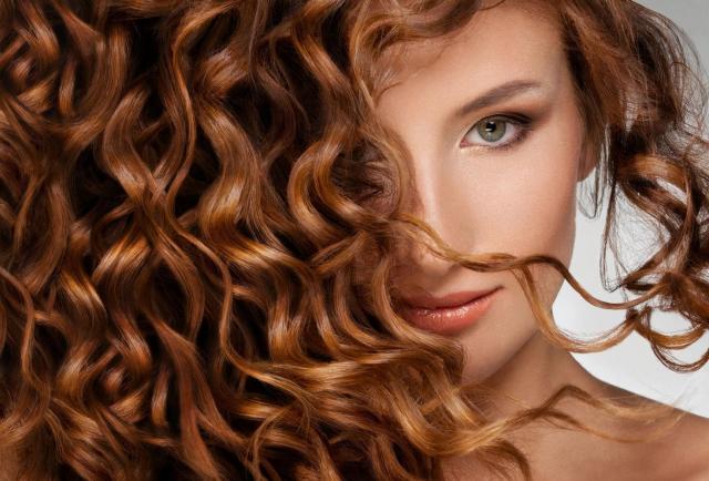 10 najczęstszych problemów, które znają tylko kobiety z kręconymi włosami